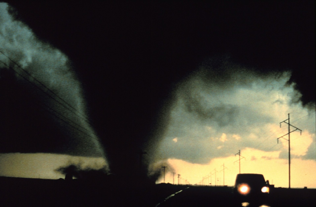 Mitten hinein in den Sturm: Tornado-Fahrzeuge